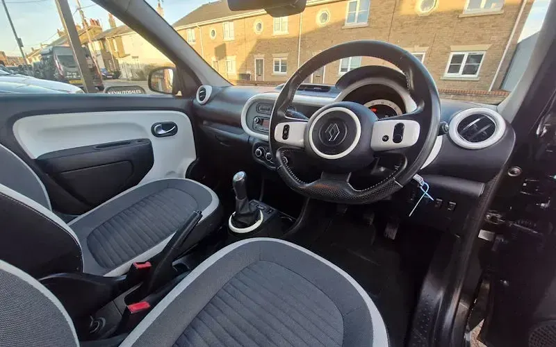 Used Renault Twingo Dynamique 70 HP (51 kW) 2015 Black Hatchback