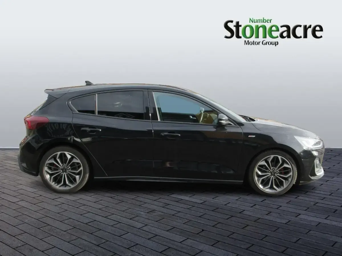 Begagnad Ford Focus ST-Line 120 HK (88 kW) 2022 Svart Halvkombi
