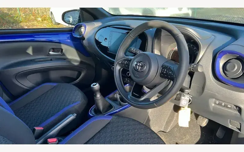 Used Toyota Aygo X 72 HP (52 kW) 2025 Blue SUV
