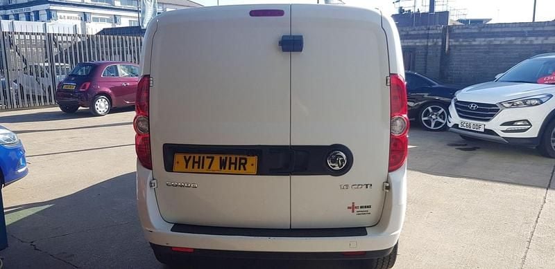 Begagnad Vauxhall Combo Sportive 105 HK (77 kW) 2017 Vit Minibuss