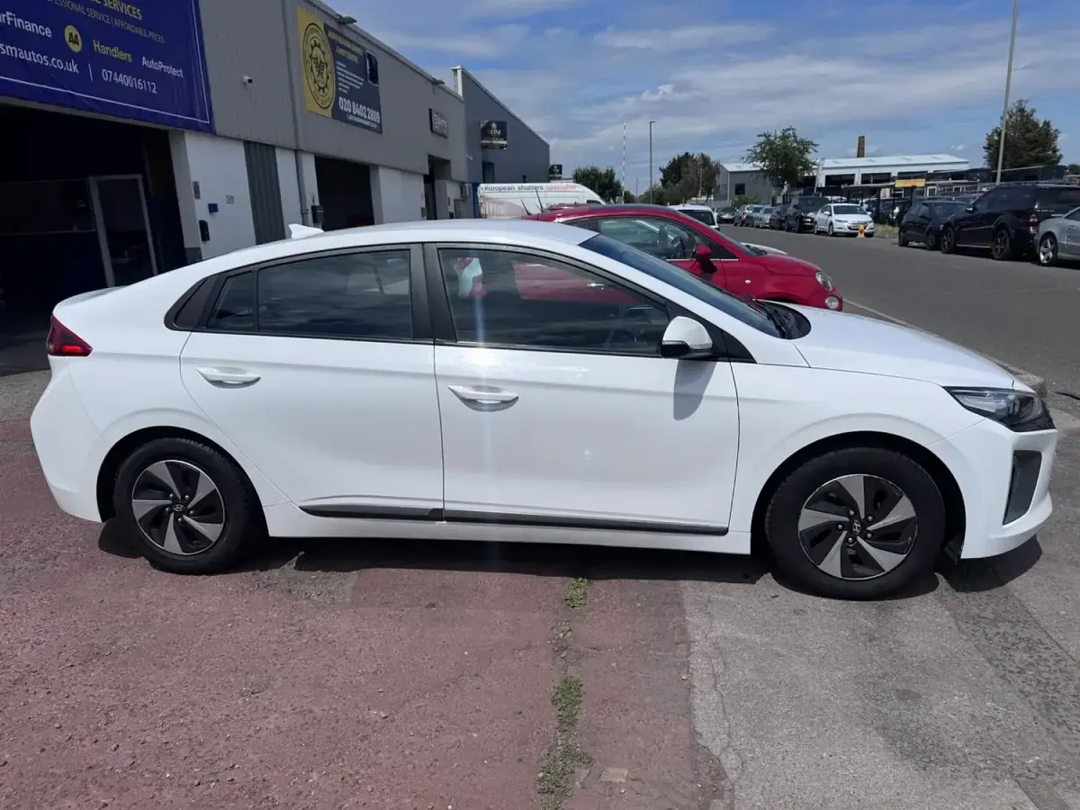 Used Hyundai Ioniq SE 141 HP (103 kW) 2017 White Hatchback