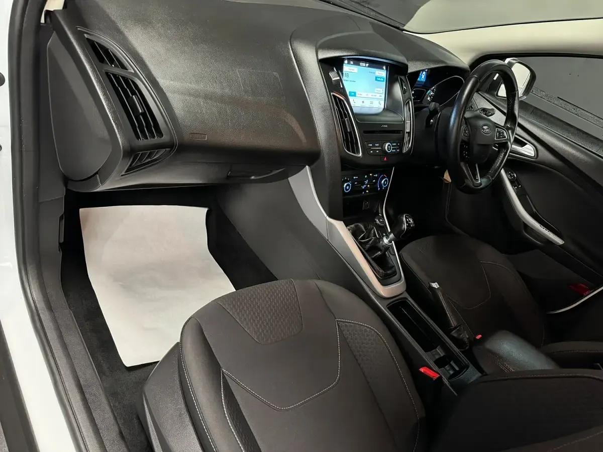 Used Ford Focus Zetec 120 HP (88 kW) 2017 White Estate