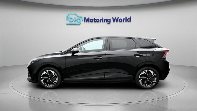 Begagnad MG MG4 EV Trophy 150 kW (204 HK) 2023 Svart Halvkombi