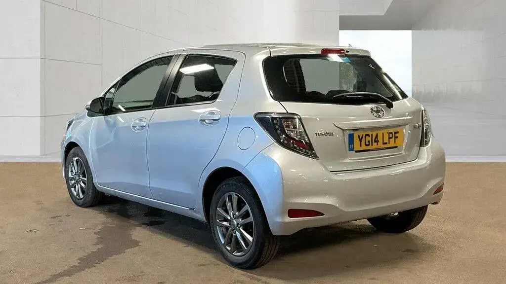Used Toyota Yaris Multidrive S 99 HP (72 kW) 2014 Silver Hatchback