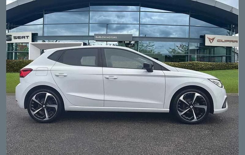 Used Seat Ibiza FR Sport 94 HP (69 kW) 2022 White Hatchback