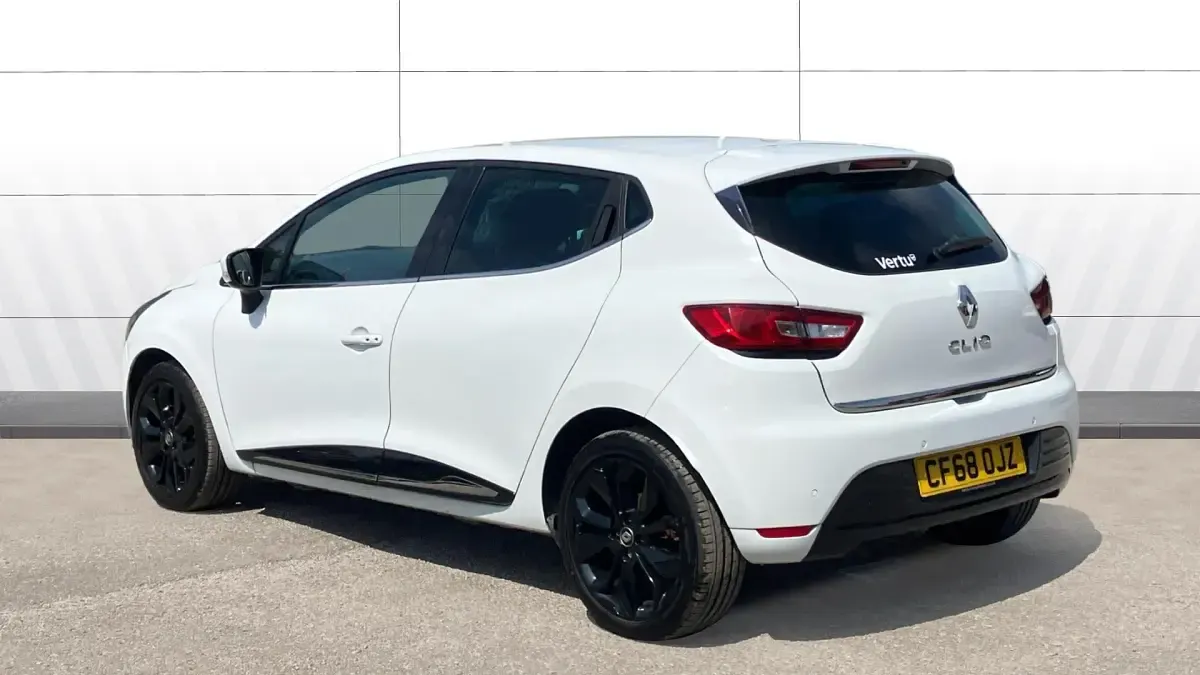 Used Renault Clio Iconic 90 HP (66 kW) 2018 White Hatchback