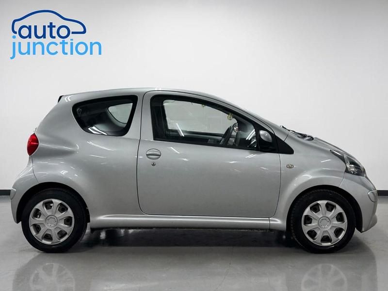 Usado Toyota Aygo 67 CV (49 kW) 2007 Plateado Utilitario