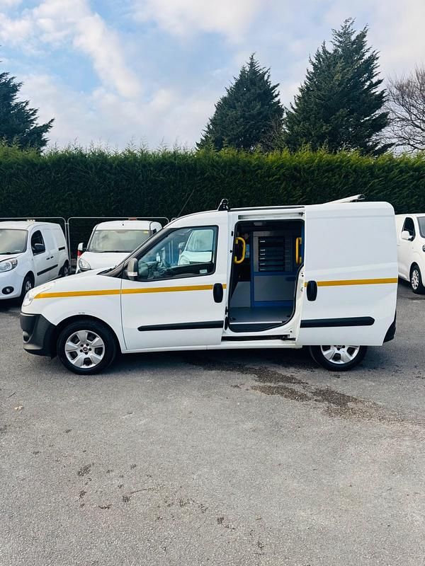 Usado Fiat Doblò 90 HP (66 kW) 2015 Branco Monovolume