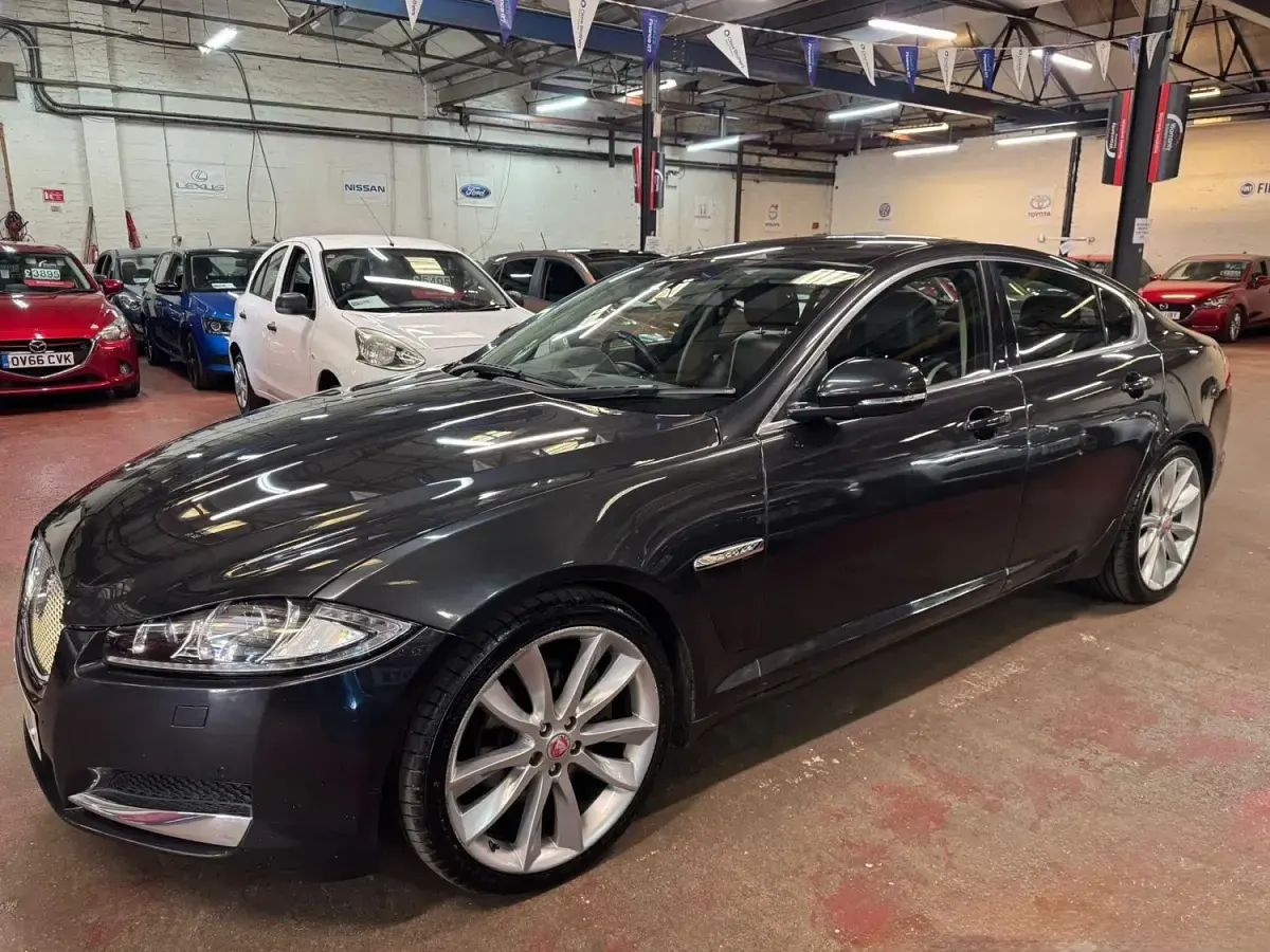 Usado Jaguar XF Portfolio 200 HP (147 kW) 2015 Cinzento Sedan