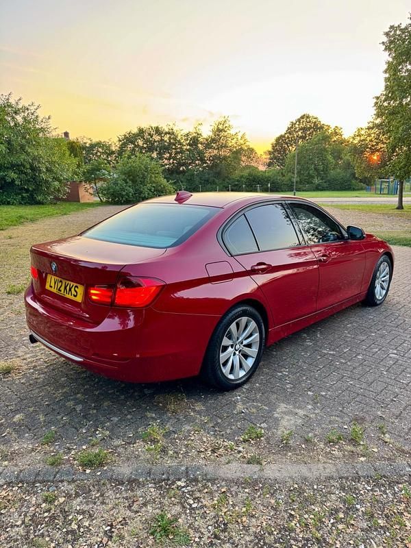 Begagnad BMW 320 Executive 184 HK (135 kW) 2012 Röd Sedan