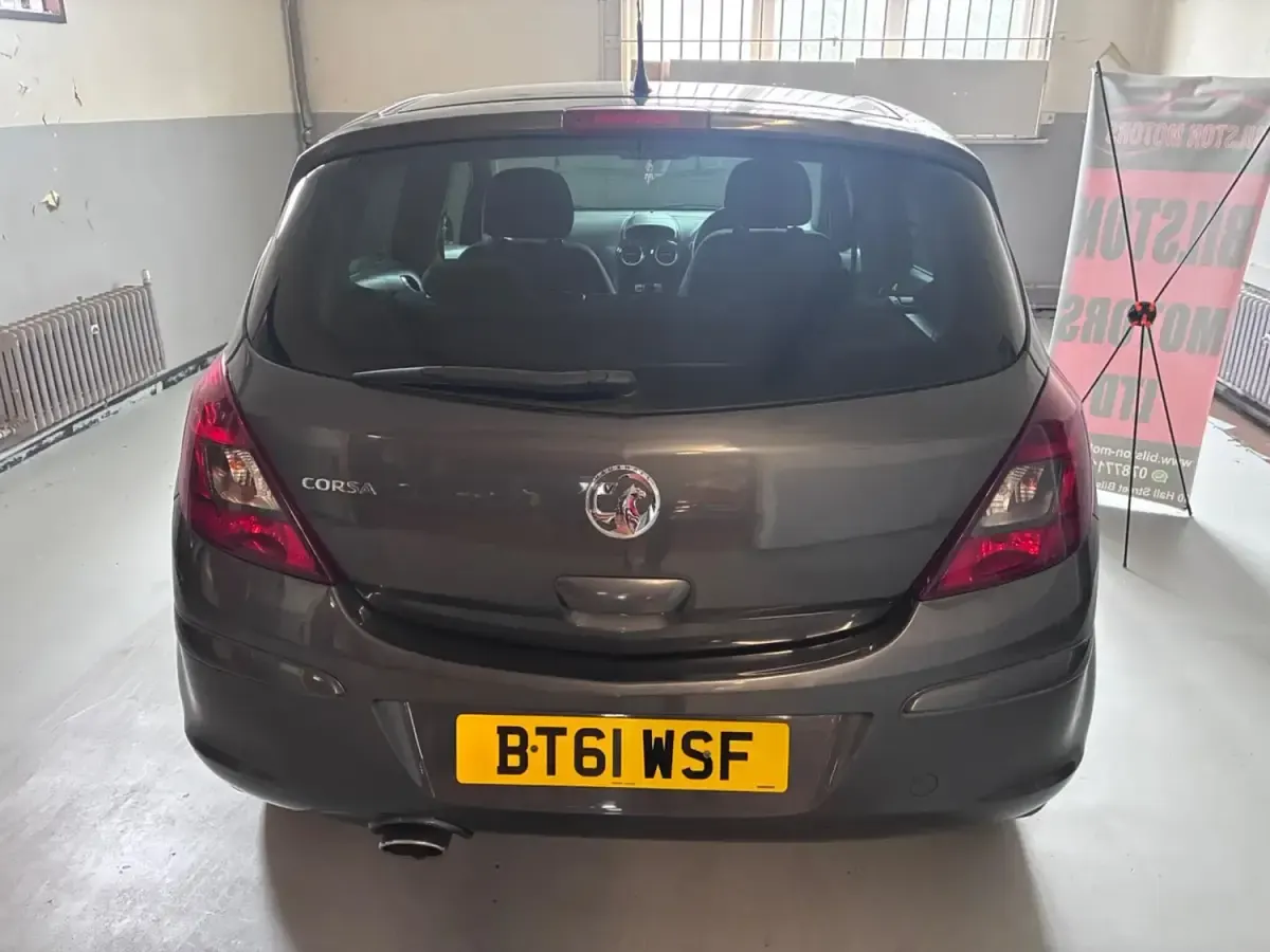 Usado Vauxhall Corsa 100 HP (73 kW) 2012 Cinzento Citadino