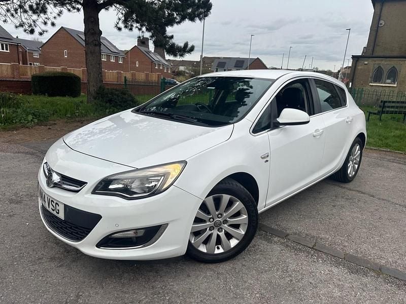 Used Vauxhall Astra Elite 165 HP (121 kW) 2014 White Hatchback