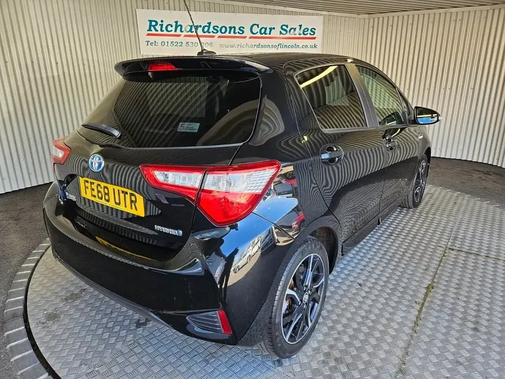 Used Toyota Yaris Design 100 HP (73 kW) 2018 Black Hatchback
