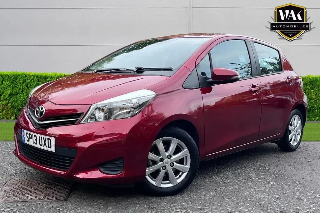 Used Toyota Yaris 99 HP (72 kW) 2013 Red Hatchback