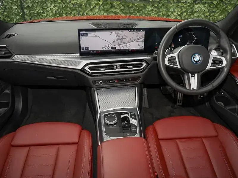 Używany BMW 330e M Sport 292 KM (214 kW) 2024 Czerwony Kombi