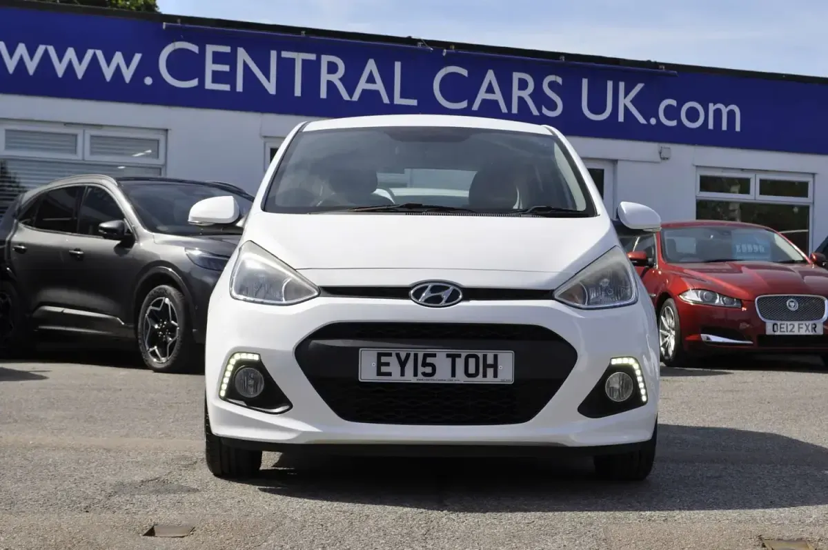 Used Hyundai i10 Premium 66 HP (48 kW) 2015 White Hatchback