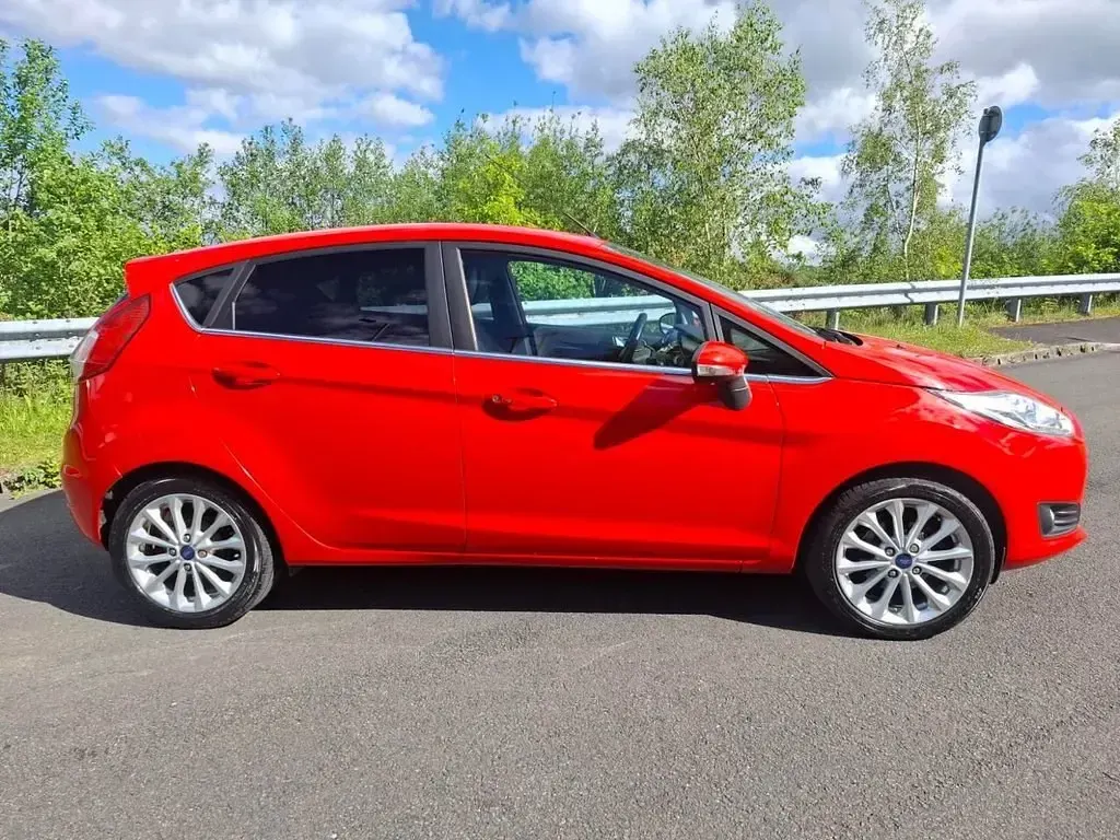 Usado Ford Fiesta Titanium X 100 CV (73 kW) 2016 Rojo Utilitario