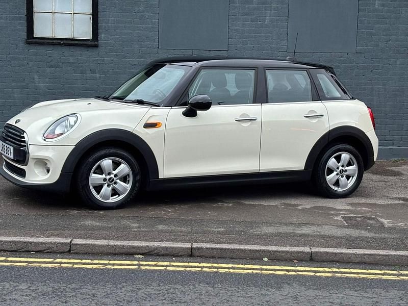 White Used 2016 Mini Cooper D Hatch Hatchback | £4,999 (Fair price) - Image 1/4