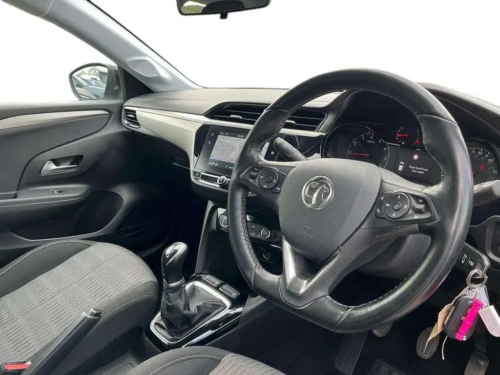 Używany Vauxhall Corsa Edition 73 KM (53 kW) 2022 Biały Hatchback