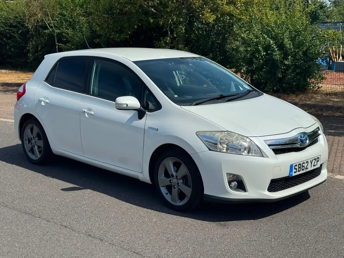 Used Toyota Auris Hybrid 136 HP (100 kW) 2012 White Hatchback