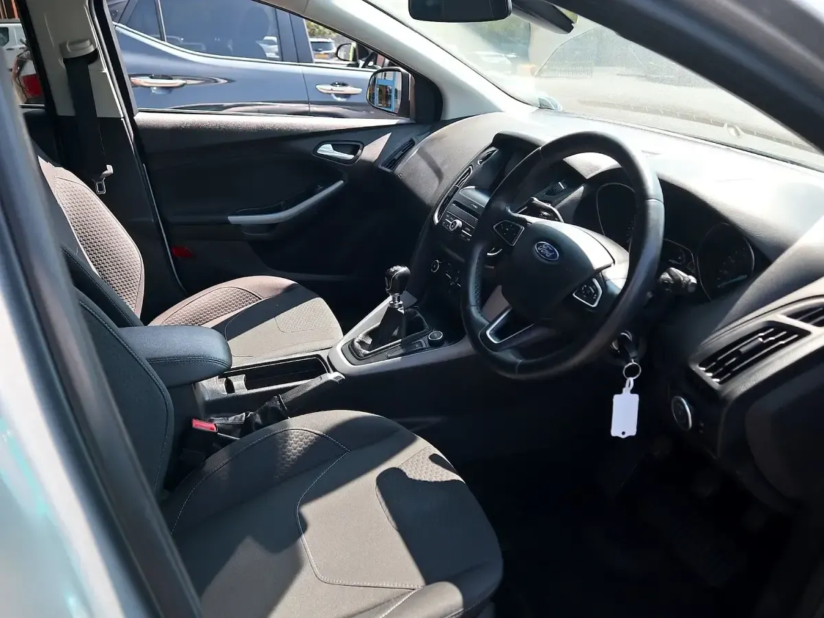 Used Ford Focus Zetec 125 HP (91 kW) 2016 Silver Hatchback