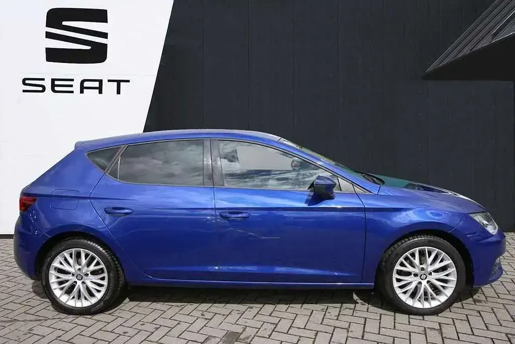 Used Seat Leon SE Dynamic 128 HP (94 kW) 2019 Blue Hatchback