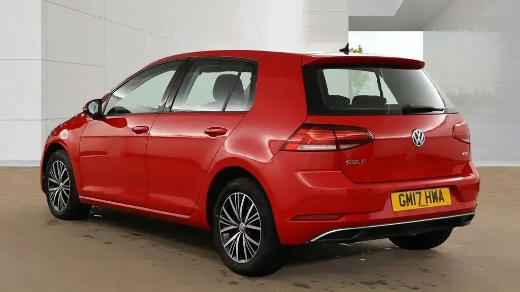 Used VW Golf VII SE 125 HP (91 kW) 2017 Red Hatchback