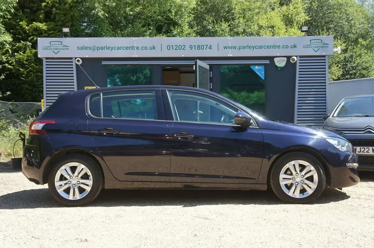 Used Peugeot 308 Active 120 HP (88 kW) 2016 Blue Hatchback