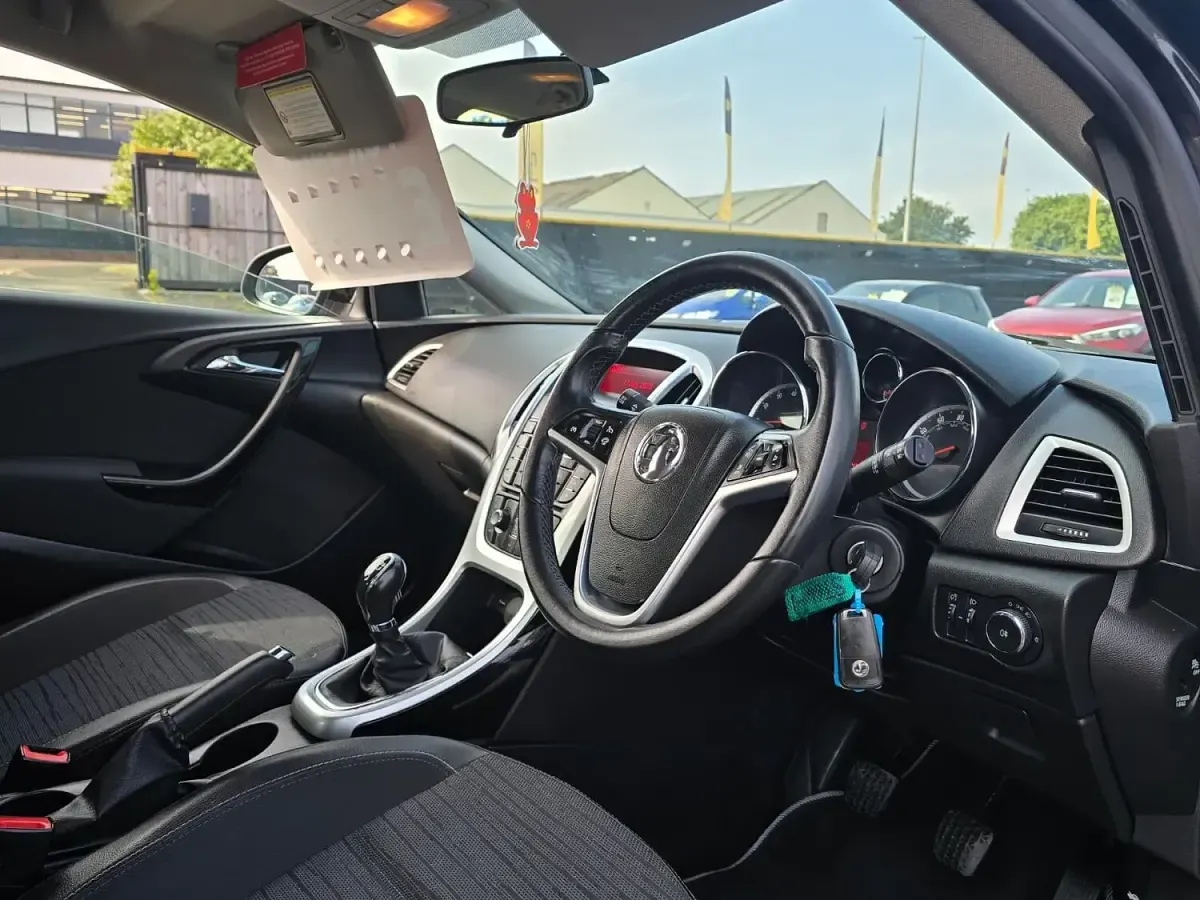 Used Vauxhall Astra Excite 115 HP (84 kW) 2014 Black Hatchback