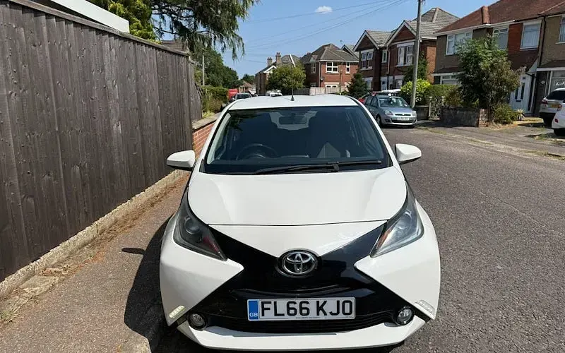 Used Toyota Aygo x-press 69 HP (50 kW) 2016 White Hatchback