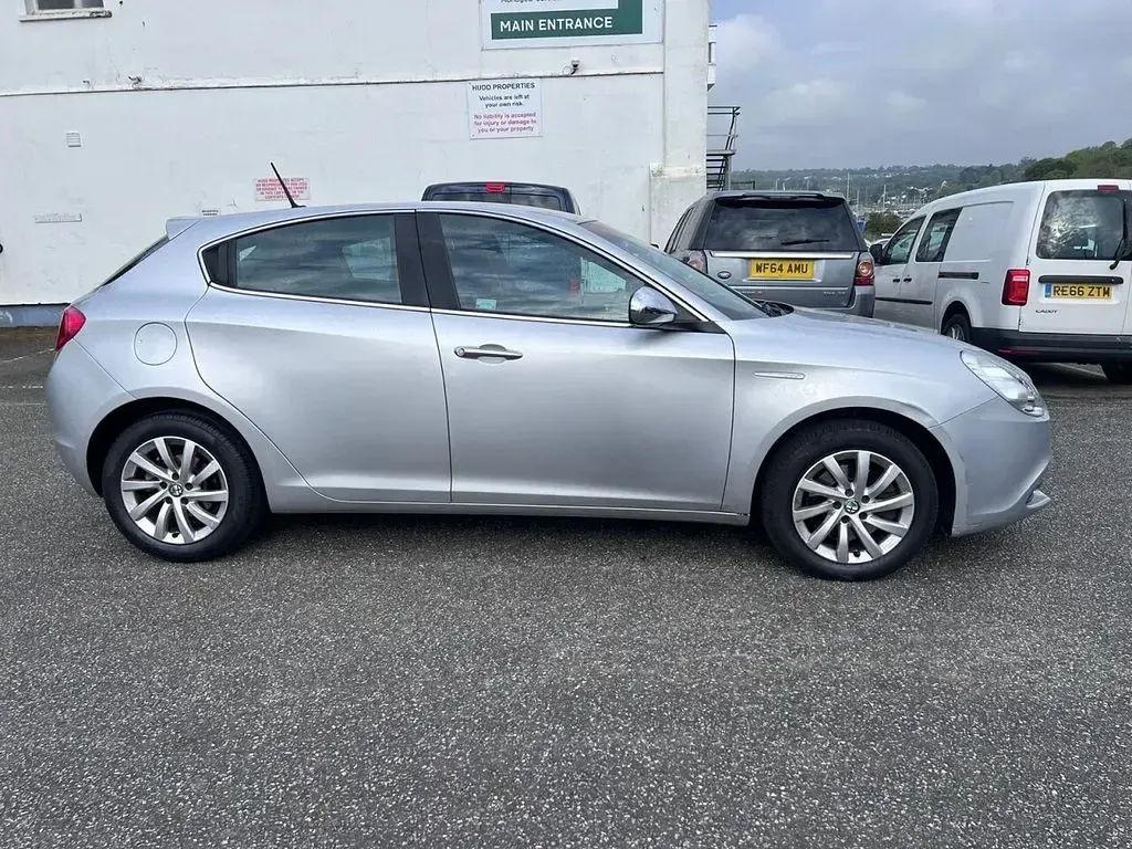 Begagnad Alfa Romeo Giulietta Distinctive 150 HK (110 kW) 2016 Grå Halvkombi