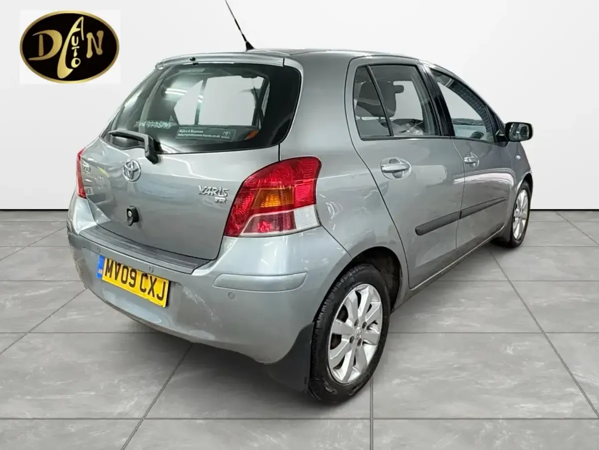 Used Toyota Yaris 101 HP (74 kW) 2009 Silver Hatchback