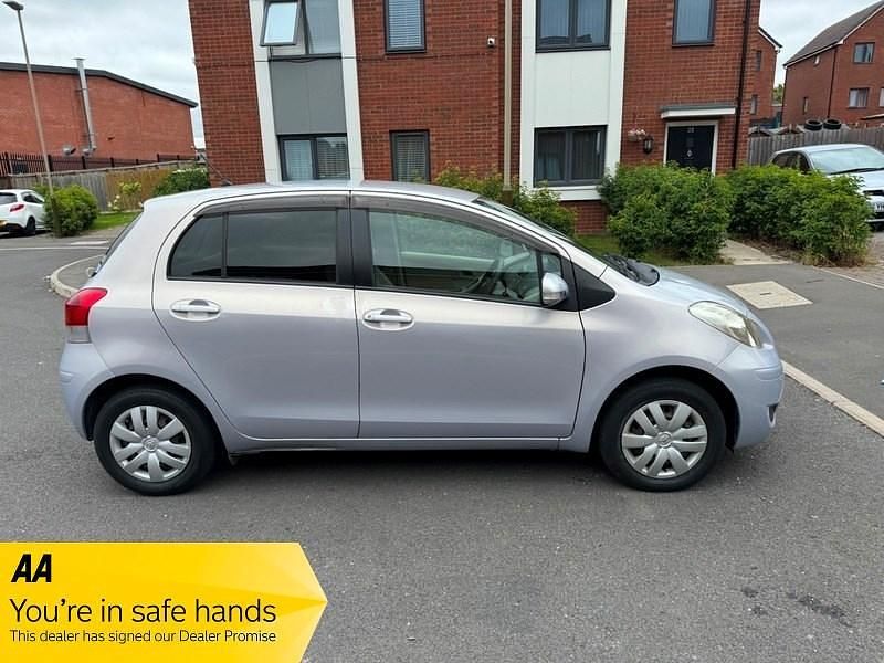 Used Toyota Yaris 87 HP (63 kW) 2010 Silver Hatchback