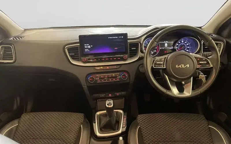 Usado Kia Ceed 160 HP (117 kW) 2023 Vermelho Citadino