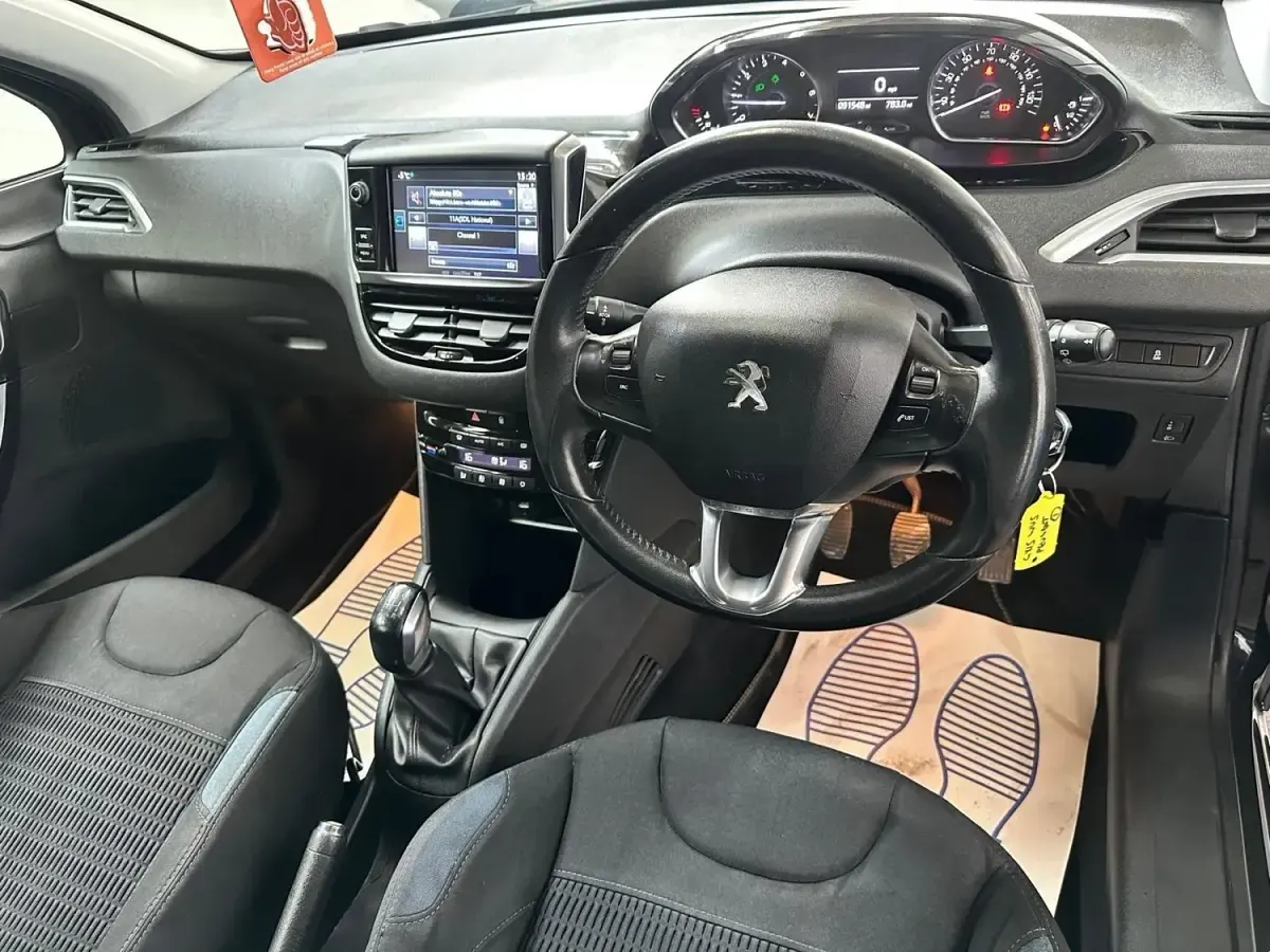 Second-hand Peugeot 208 Allure 82 CP (60 kW) 2015 Negru Hatchback