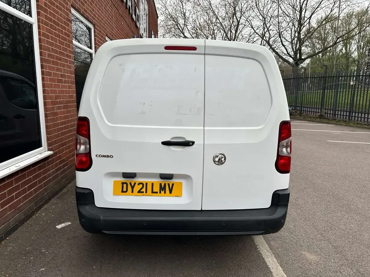 Used Vauxhall Combo Edition 100 HP (73 kW) 2021 White MPV