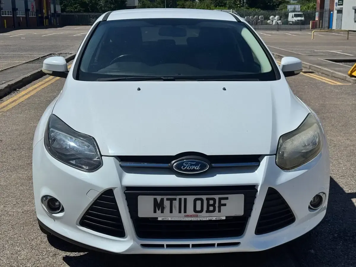 Used Ford Focus Zetec 125 HP (91 kW) 2011 White Hatchback