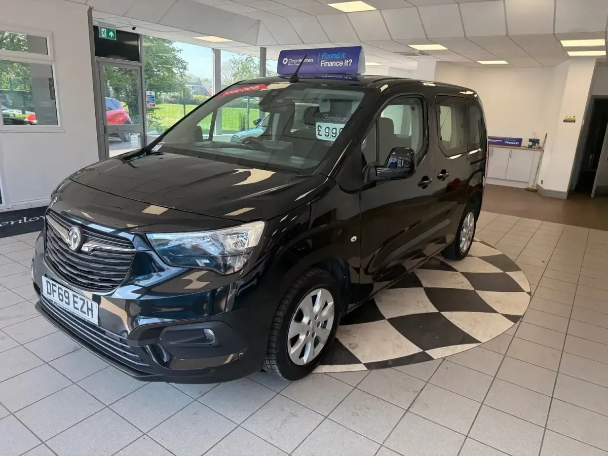 Second-hand Vauxhall Combo S 100 CP (73 kW) 2019 Negru Monovolum