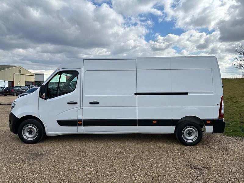 Used Nissan Interstar Tekna 135 HP (99 kW) 2022 White Van