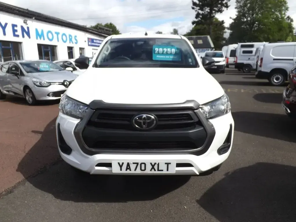 Used Toyota HiLux Active 150 HP (110 kW) 2021 White Pickup