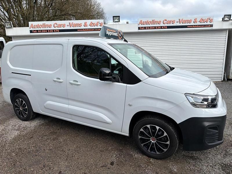 Begagnad Fiat Doblò S 2023 Vit Minibuss