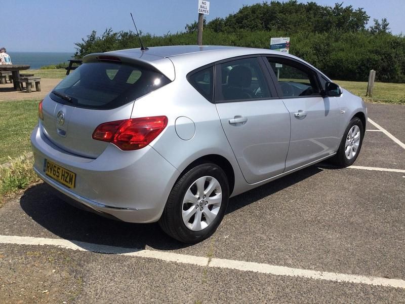 Used Vauxhall Astra Design Edition 2015 Silver Hatchback