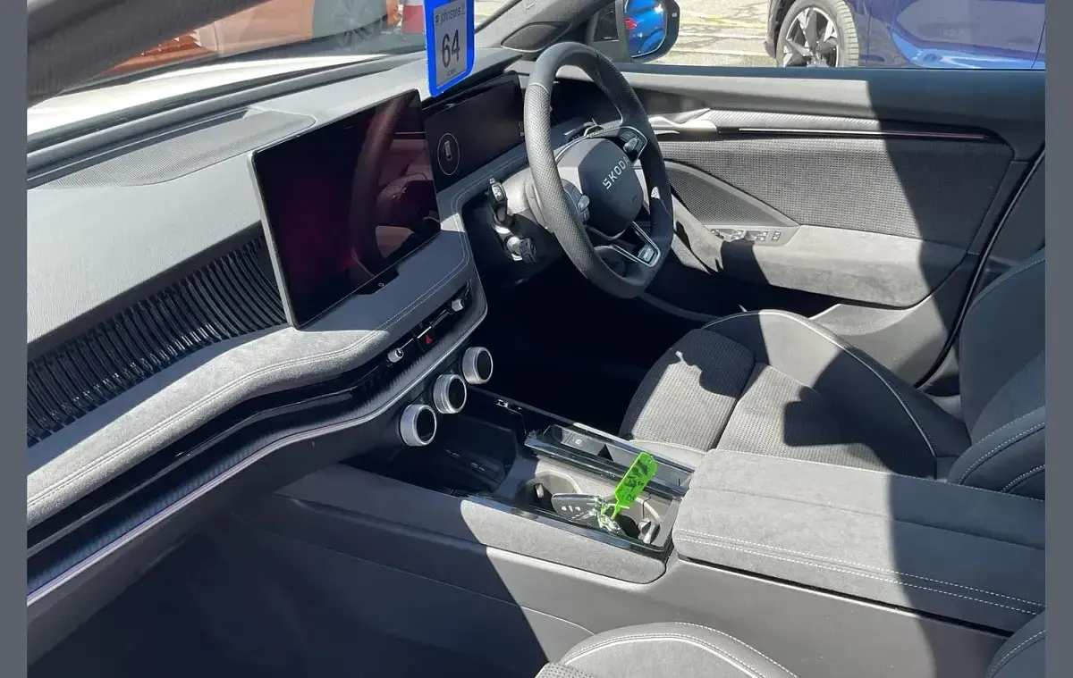 Nouă Skoda Superb SportLine 200 CP (147 kW) 2025 Alb Break
