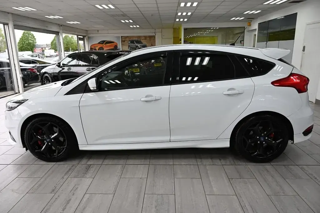 Used Ford Focus ST 185 HP (136 kW) 2015 White Hatchback