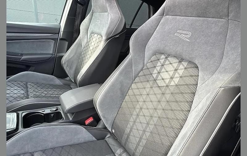 Second-hand VW Golf VIII Black Edition 190 CP (139 kW) 2024 Alb Hatchback