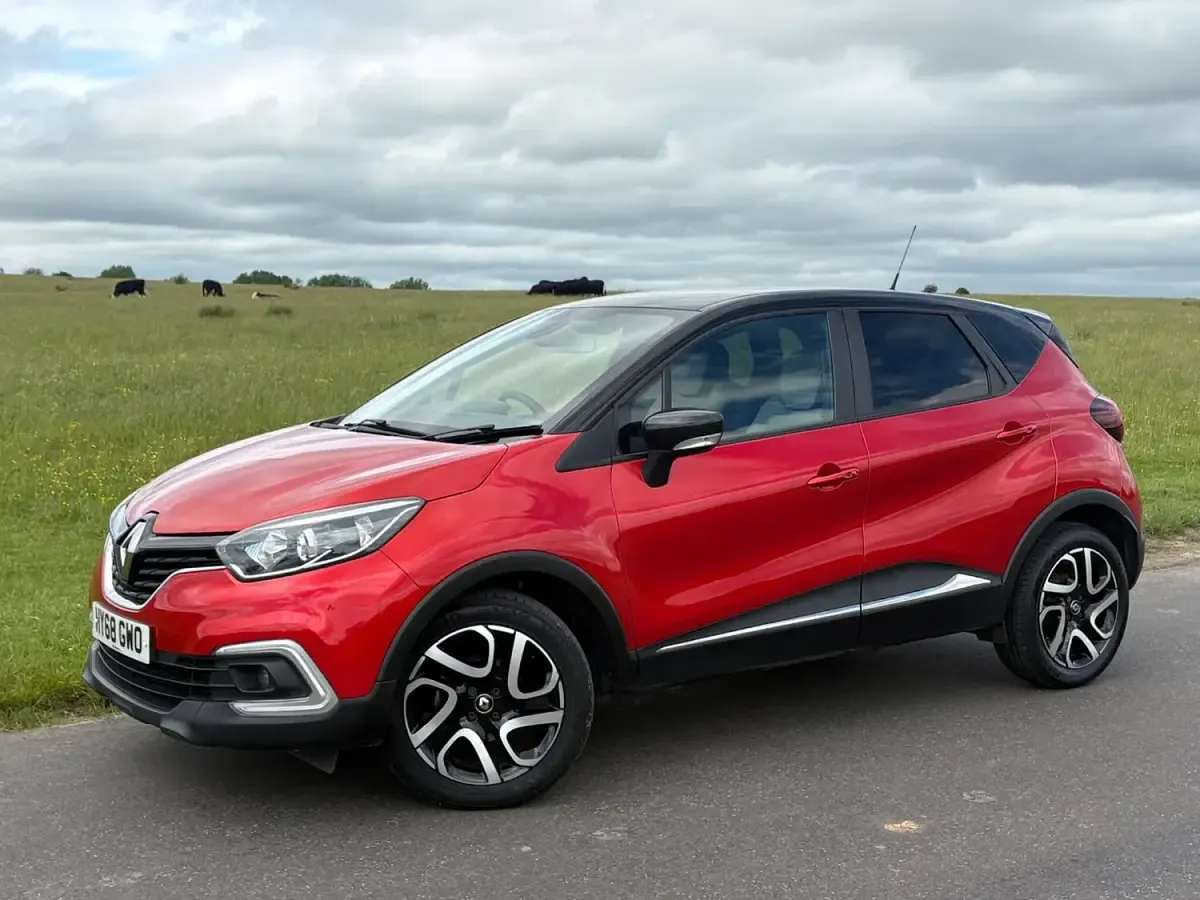Used Renault Captur Iconic 90 HP (66 kW) 2018 Red/black SUV