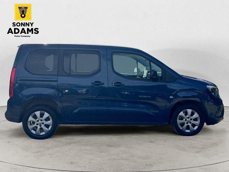 Second-hand Vauxhall Combo S 100 CP (73 kW) 2021 Albastru Monovolum