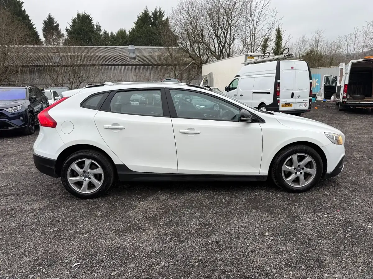 Begagnad Volvo V40 SE 115 HK (84 kW) 2015 Vit Halvkombi