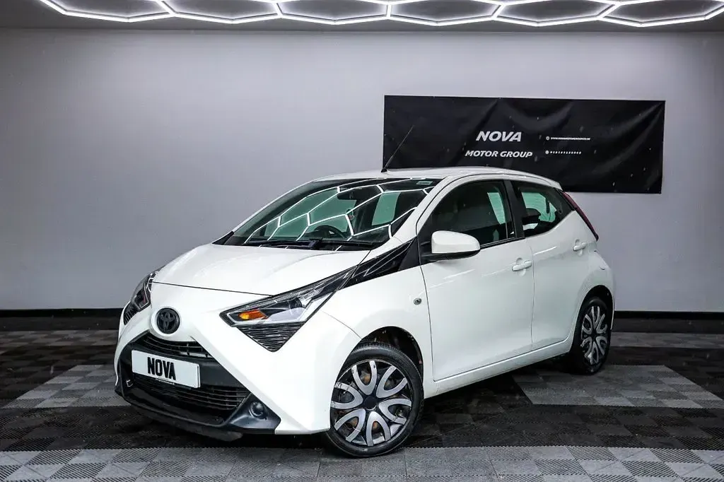 Used Toyota Aygo X-play 71 HP (52 kW) 2019 White Hatchback