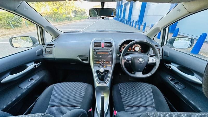 Used Toyota Auris 2010 White Hatchback